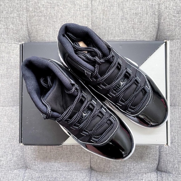 🖤🤍 Women’s Nike Air Jordan 11 retro jubilee black white shoes - Picture 3 of 4